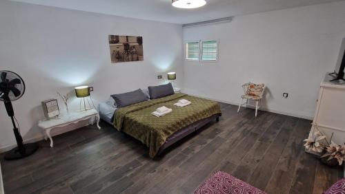 Katil atau katil-katil dalam bilik di Stylish & Fully furnished 3 Bedrooms Flat -4 min Walk to beautiful beach