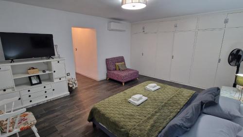 Stylish & Fully furnished 3 Bedrooms Flat-4 min Walk to Albufereta beach