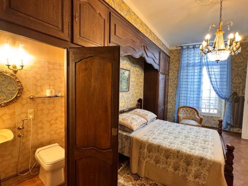 a bedroom with a bed and a toilet at Chez les artistes in Servian