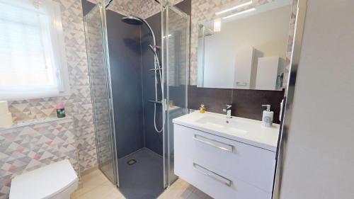 a bathroom with a shower and a sink and a toilet at Palm Cornue avec piscine privative in Saint-Gilles-Croix-de-Vie