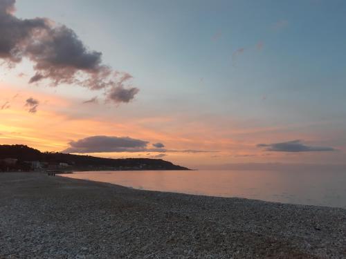 a sunset on a beach with the ocean at Dimora Marina - fronte mare - Lungomare di Fossacesia in Fossacesia