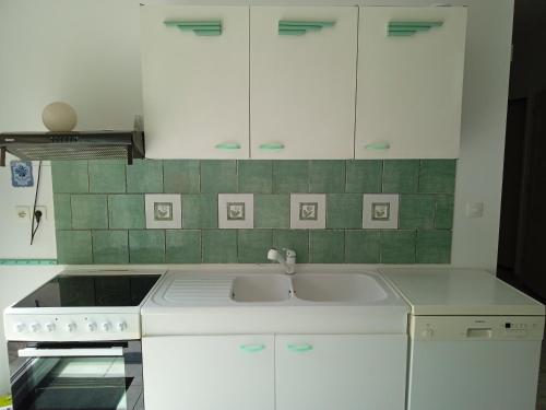 Kuchyň nebo kuchyňský kout v ubytování Maison au 55