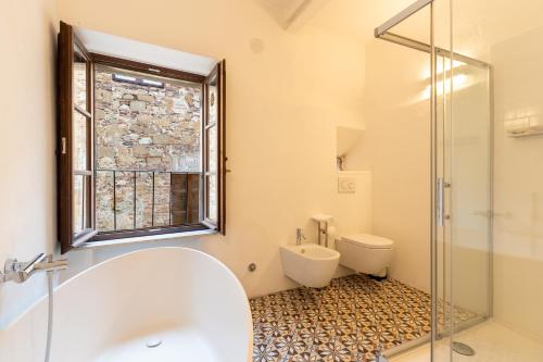 Koupelna v ubytování Dolce Pienza I Modern Home in the Historic Center