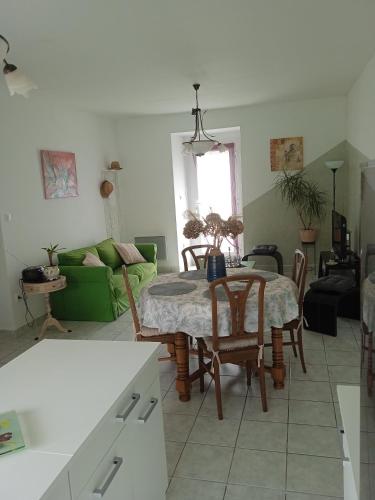 un salon avec une table et des chaises dans l'établissement Maison au 55, à Juvigny