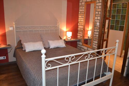 Una cama o camas en una habitación de L'oustal Les Fayards