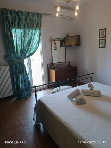 a bedroom with a bed and a mirror and a window at Villa Elm in Pouládes