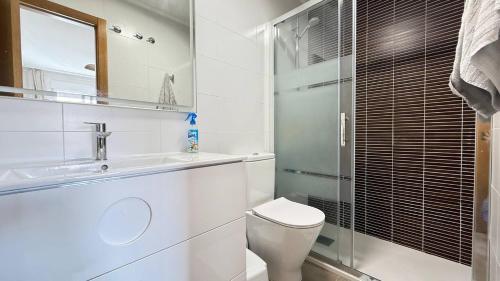 Ένα μπάνιο στο Comfy Apartment Del Cura