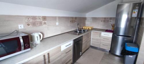 Η κουζίνα ή μικρή κουζίνα στο Yellow Vacation House