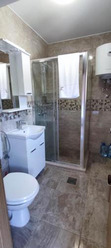 Ένα μπάνιο στο Yellow Vacation House