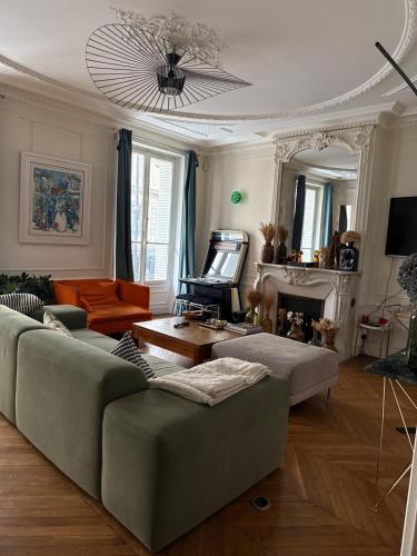 Elegant Haussmann apartment - Champs-Élysées