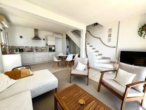 un salon avec un canapé et une table dans l'établissement Bohème Beach Villa with seaview & private garden, Antheor, à Saint-Raphaël