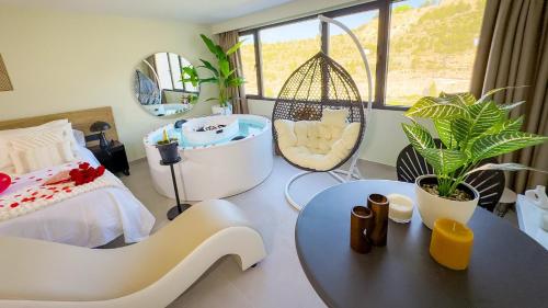 a room with a bed and a tub and a table at Panorama Suites in Jorquera