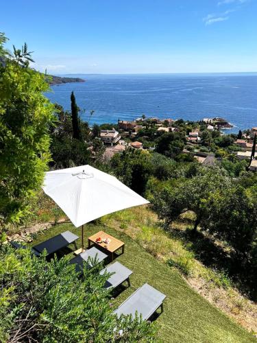 Bohème Beach Villa with seaview & private garden, Antheor