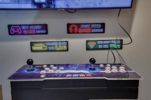 a pinball machine with a bunch of signs on a wall at Mountainview Vista 1 Mile To Water Park & Ski in Tannersville