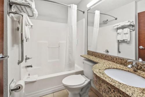 Ένα μπάνιο στο Quality Inn & Suites