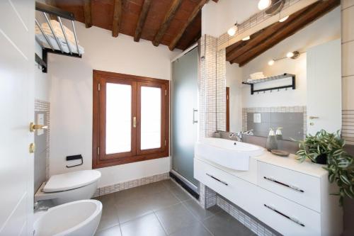 Ένα μπάνιο στο Casa I Tre Cipressi with Swimming Pool