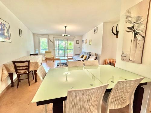 une cuisine et un salon avec une table et des chaises dans l'établissement La Réserve - Port de Carqueiranne - Plage à 200m, à Carqueiranne