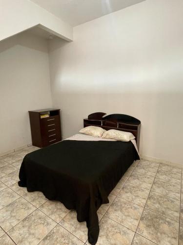 Ένα ή περισσότερα κρεβάτια σε δωμάτιο στο Casa ao lado da estação ferroviária e centro histórico