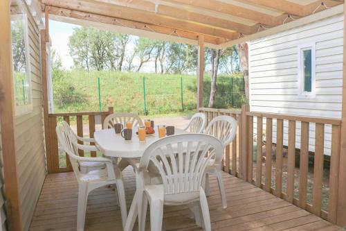 - une terrasse couverte avec une table et des chaises dans l'établissement Taluna, à Agde
