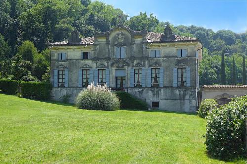 an old stone house on a grassy field at Il Vigneto, Verona, Pool, Wifi in Colognola ai Colli