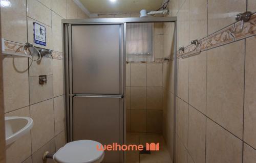 a bathroom with a shower with a toilet and a sink at Sitio em Sumare com piscina e lazer completo in Sumaré