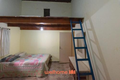 a bedroom with a bunk bed and a ladder at Sitio em Sumare com piscina e lazer completo in Sumaré