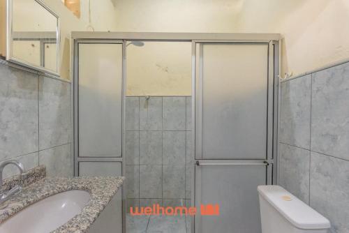 a shower with a glass door in a bathroom at Sitio em Sumare com piscina e lazer completo in Sumaré