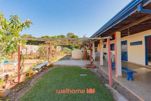 an outdoor area of a house with a yard at Sitio em Sumare com piscina e lazer completo in Sumaré