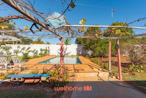 a backyard with a swimming pool and a picnic table at Sitio em Sumare com piscina e lazer completo in Sumaré