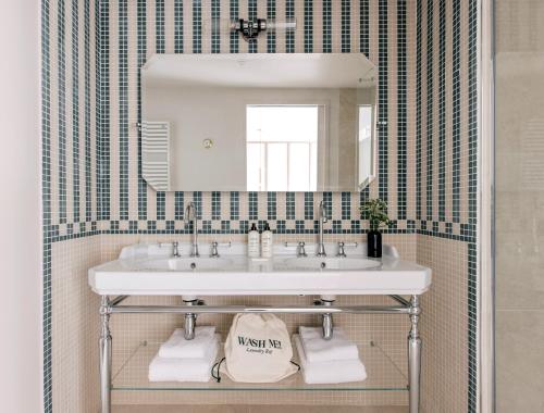 a bathroom with a sink and a mirror at Les Bassans in Perros-Guirec