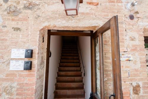 a staircase leading up to a brick building with a door at Country House Art and Garden in Monte Antico