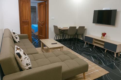 a living room with a couch and a table at Appartement Meublé aux Almadies Élégance Confort et Sérénité in Ngor