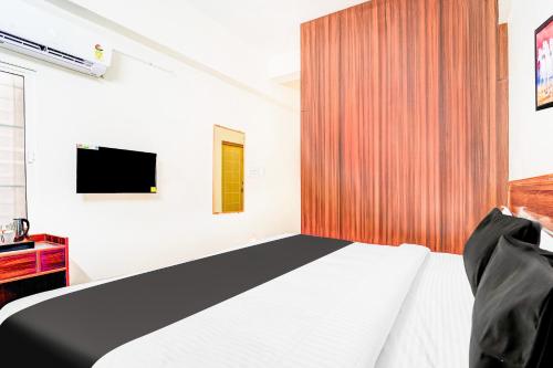 TV a/nebo společenská místnost v ubytování Super Hotel O Aarapalayam
