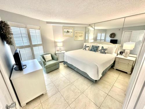 un dormitorio con una cama y una silla en 4336 Beachside Two, en Destin