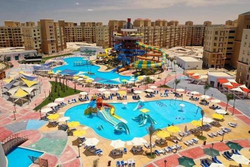 Kolam renang di atau dekat dengan شاليه بقرية اكوافيو