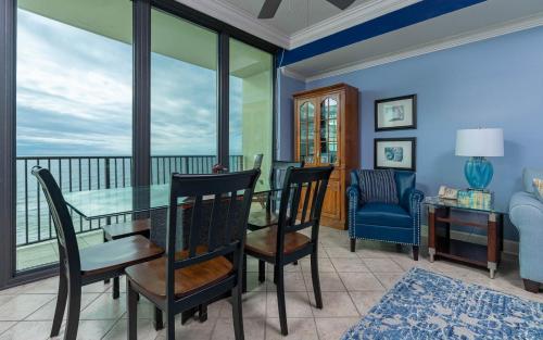オレンジビーチにあるPhoenix IX 705 condoのダイニングルーム(テーブル、椅子付)、バルコニー