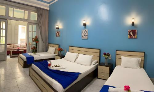 Postel nebo postele na pokoji v ubytování Hostgram Hotel in cairo