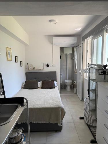 a bedroom with a bed and a bathroom at Studio Bire in Lumbarda