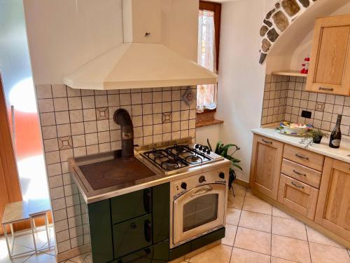 a kitchen with a stove and a stove top oven at Appartamento al volt in Tenno