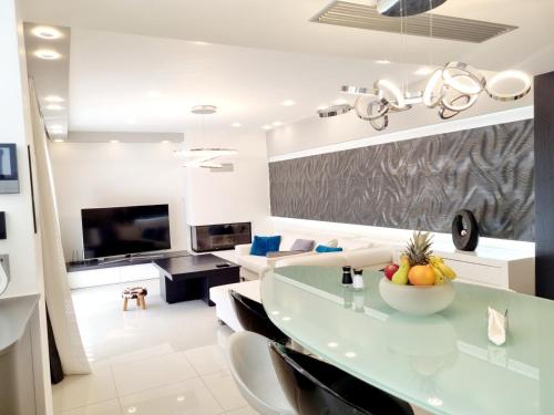 a living room with a dining table and a television at Casa di Jiovanni Luxury in Asgourou