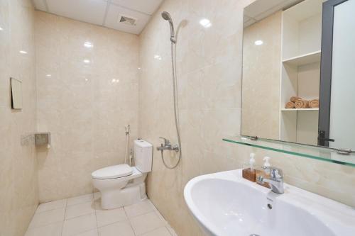 a bathroom with a toilet and a sink and a shower at Là Nhà - Homestay Hạ Long in Ha Long