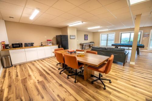 an office with a table and chairs and a couch at Smoky Mountain Excellence By Avada Properties in Kodak