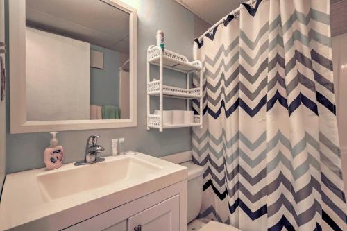 オーシャンシティにあるSteps to Ocean City Beach Condo with Balconyの洗面台とシャワーカーテン付きのバスルーム