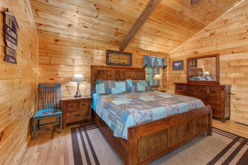 een slaapkamer met een bed en een stoel in een hut bij Misty Mountain Cabin By Avada Properties in Pigeon Forge