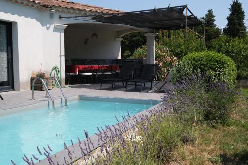 charming family house with pool located at L'isle sur la sorgue - sleeps 8