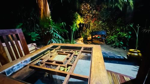 un tavolo in legno con tavolo di Ama Eco Lodge a Sigiriya