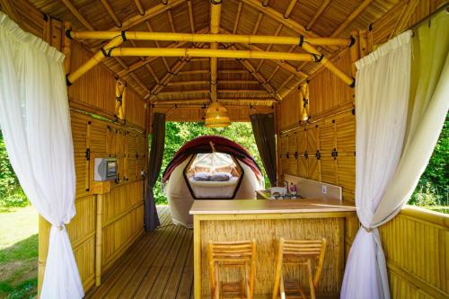 un gazebo avec un bar et une tente dans l'établissement L'Orée des 4 chemins, à Fontenoy