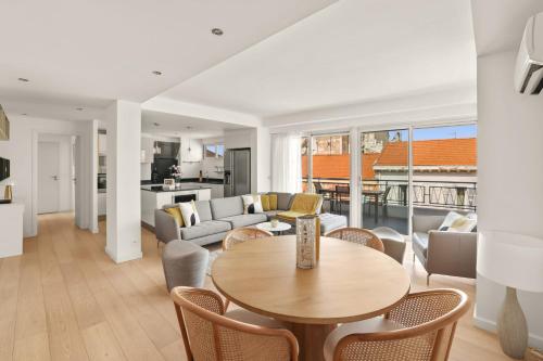 un salon avec une table et un canapé dans l'établissement REF 1493 - Cannes -City Center Banane District, à Cannes