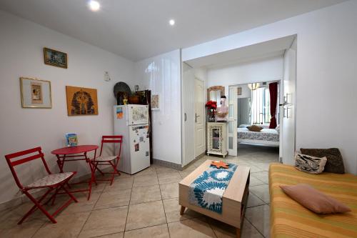 un salon avec un canapé et une table dans l'établissement Un jardin en Ville, à Nice
