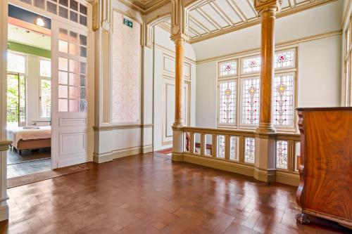 an empty room with windows and a wooden podium at B&B Baron Osy Suite Four Garden in Antwerp